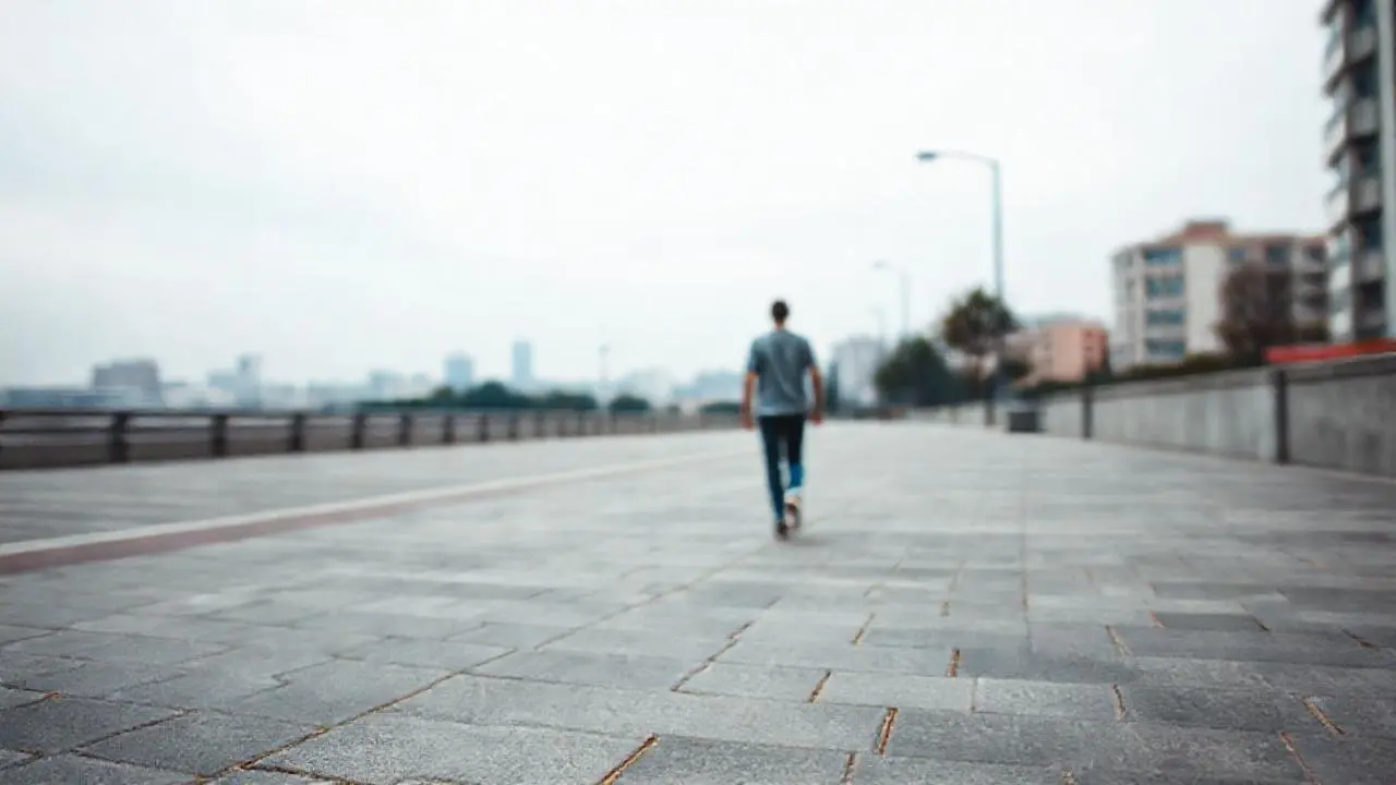 Una persona camina en un día gris