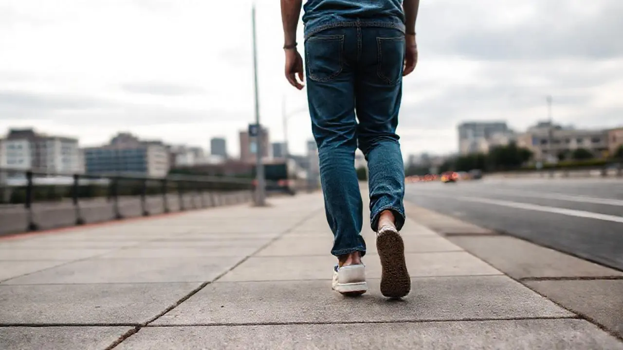 Una persona camina por una ciudad suave