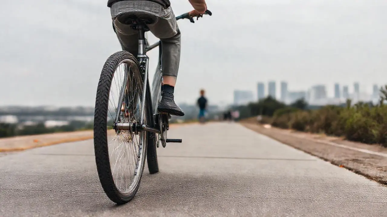 Ciclista en ciudad, ambiente suave y difuso