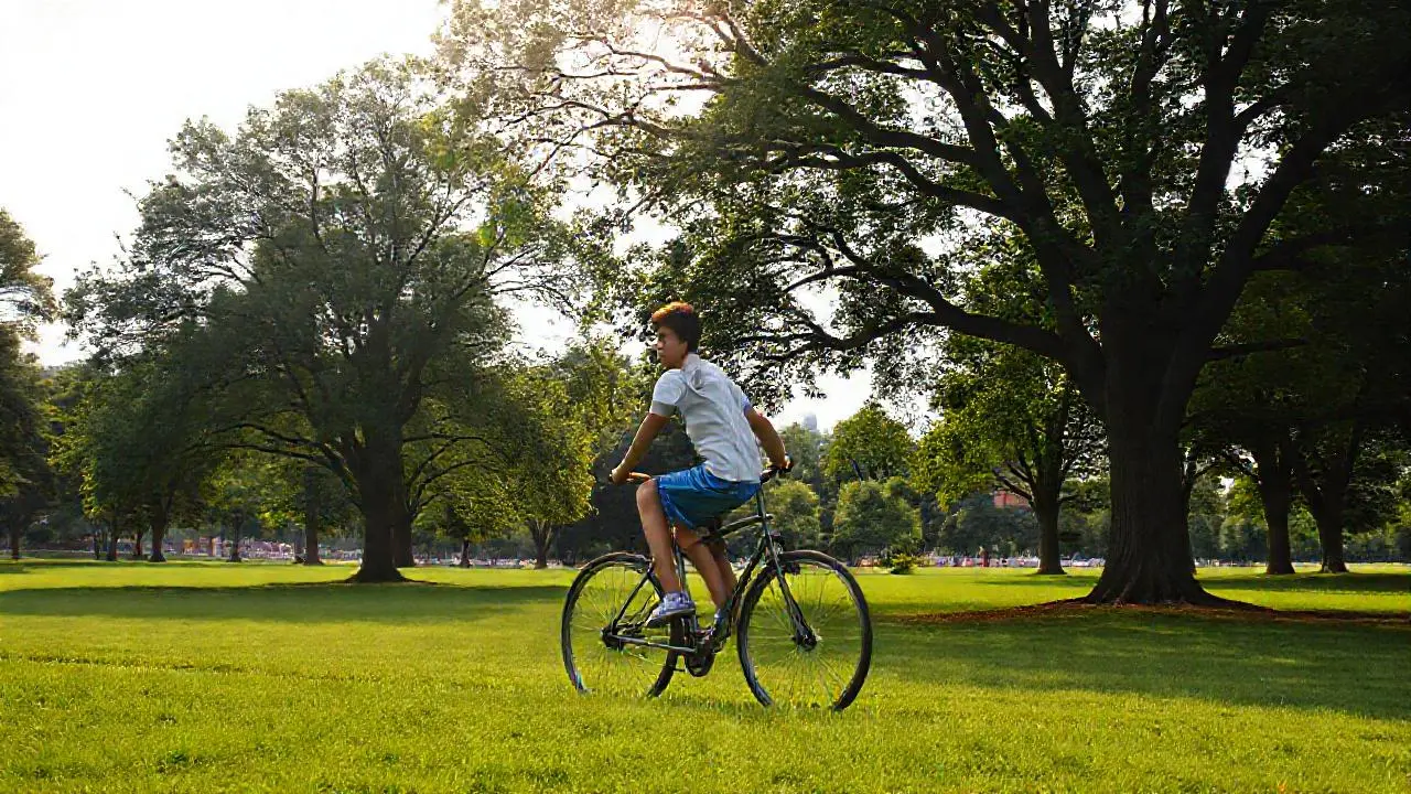 Joven pedalea en un parque soleado