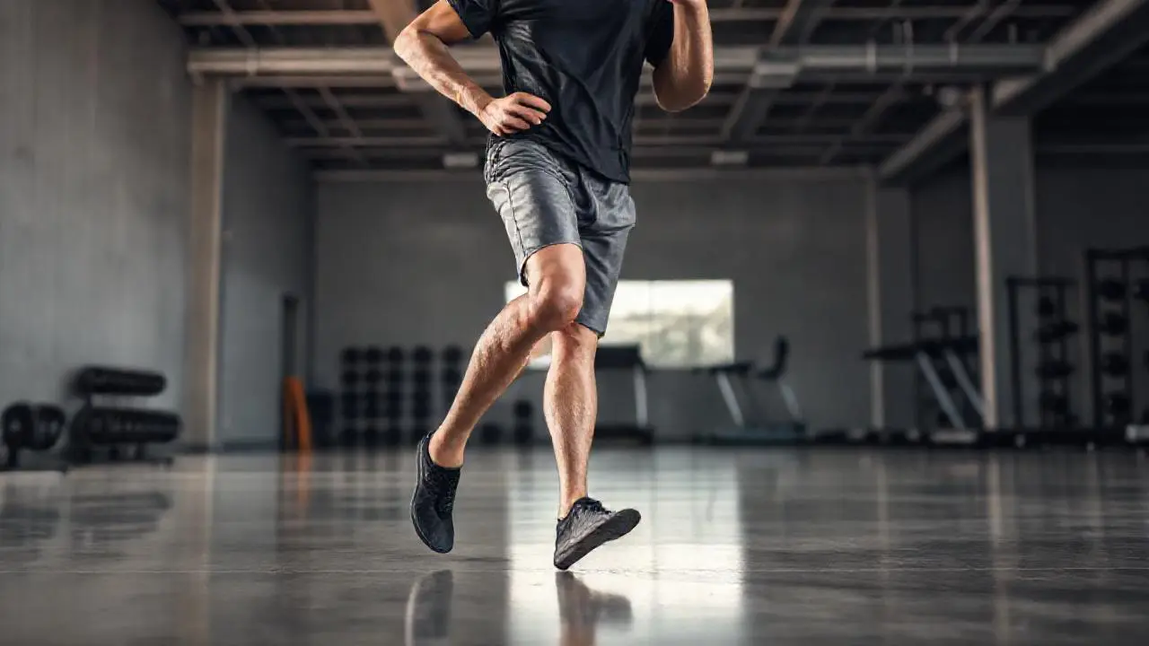Atleta en gimnasio, luz suave y espacial