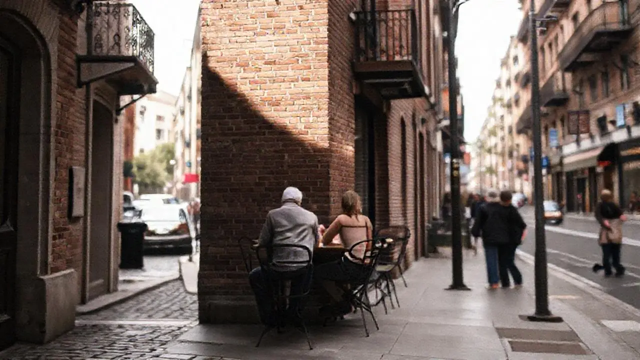 Escena urbana relajada y ligeramente borrosa