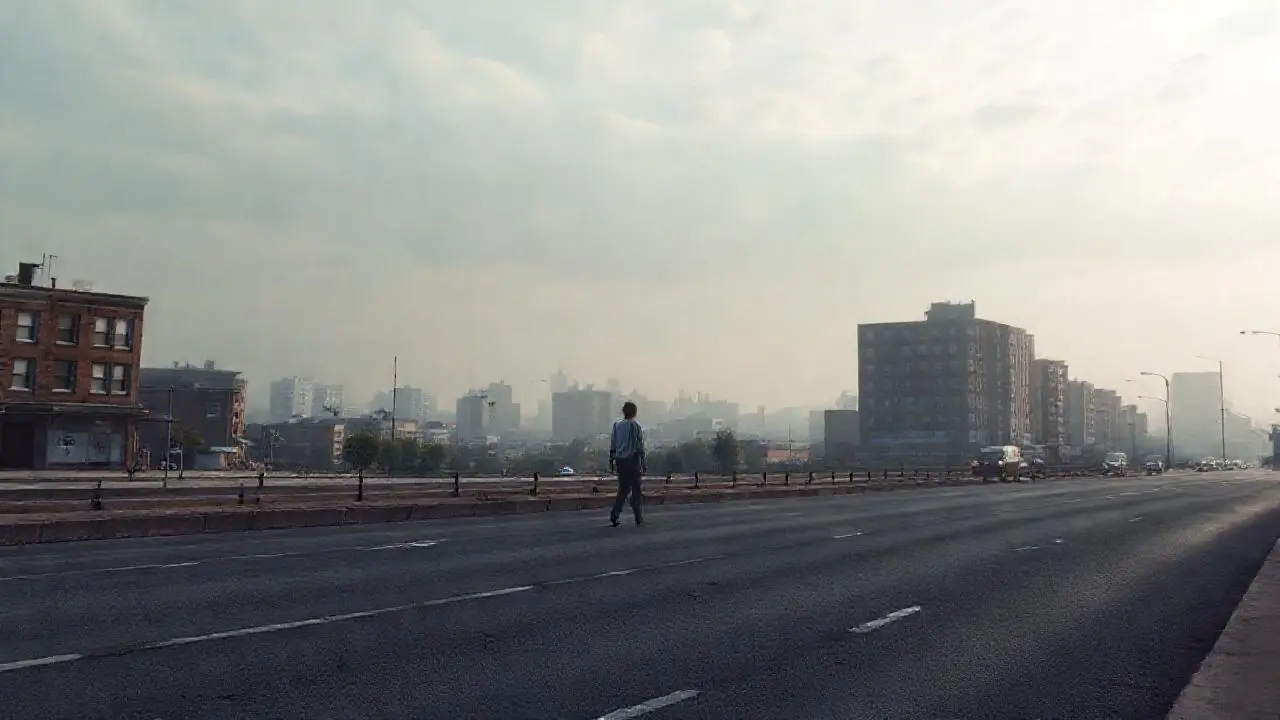 Escena urbana tranquila, luz suave y realista