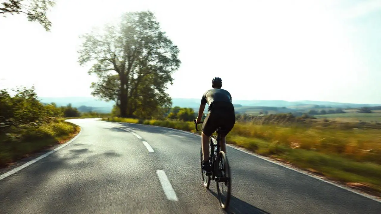 Ciclista avanza por carretera, luz natural