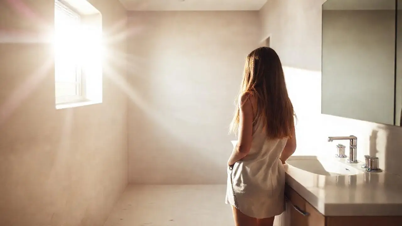 Baño moderno, luz suave y realista