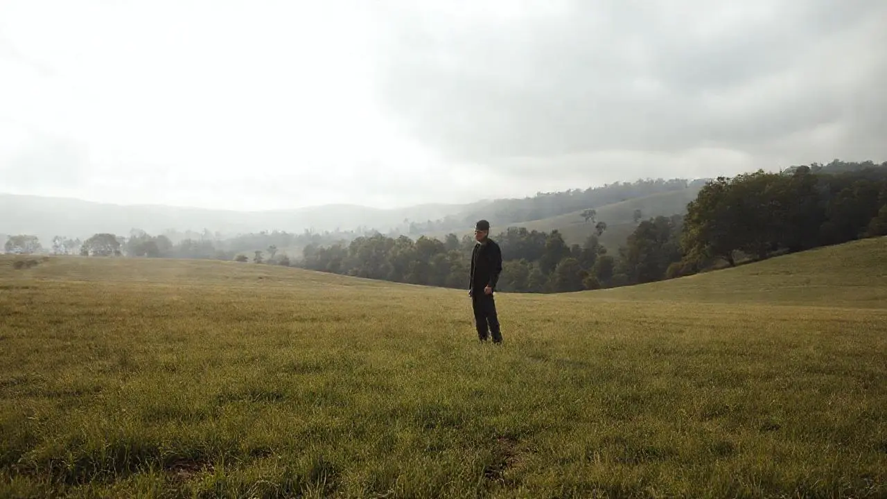 Paisaje tranquilo, figura solitaria, luz suave