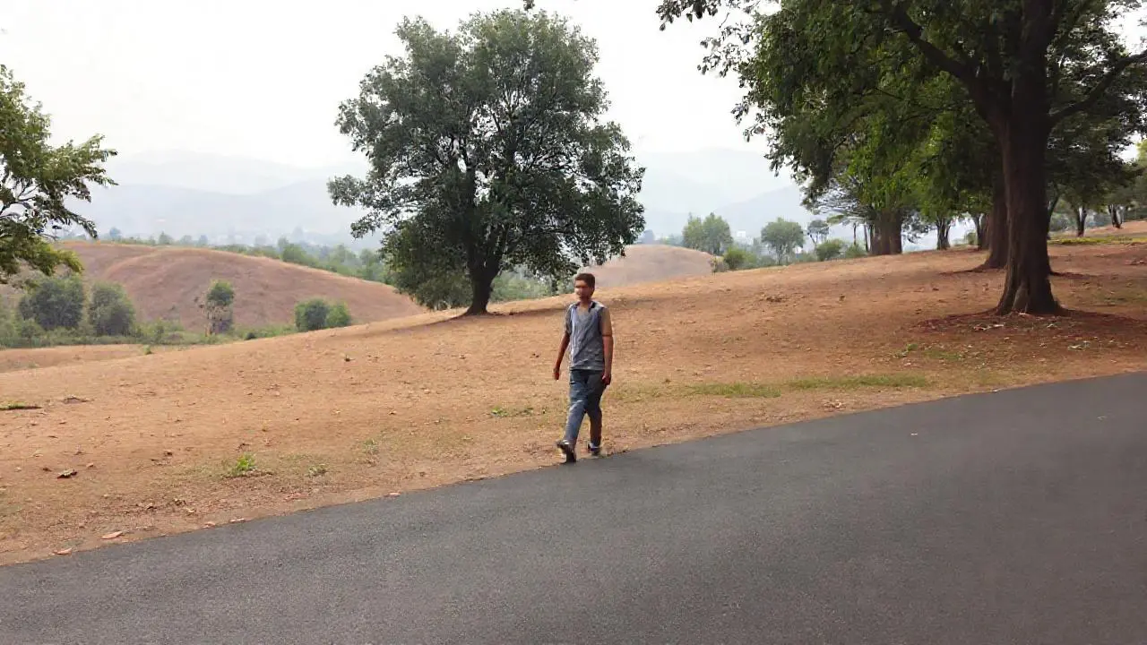 Escena tranquila y natural, con figura solitaria