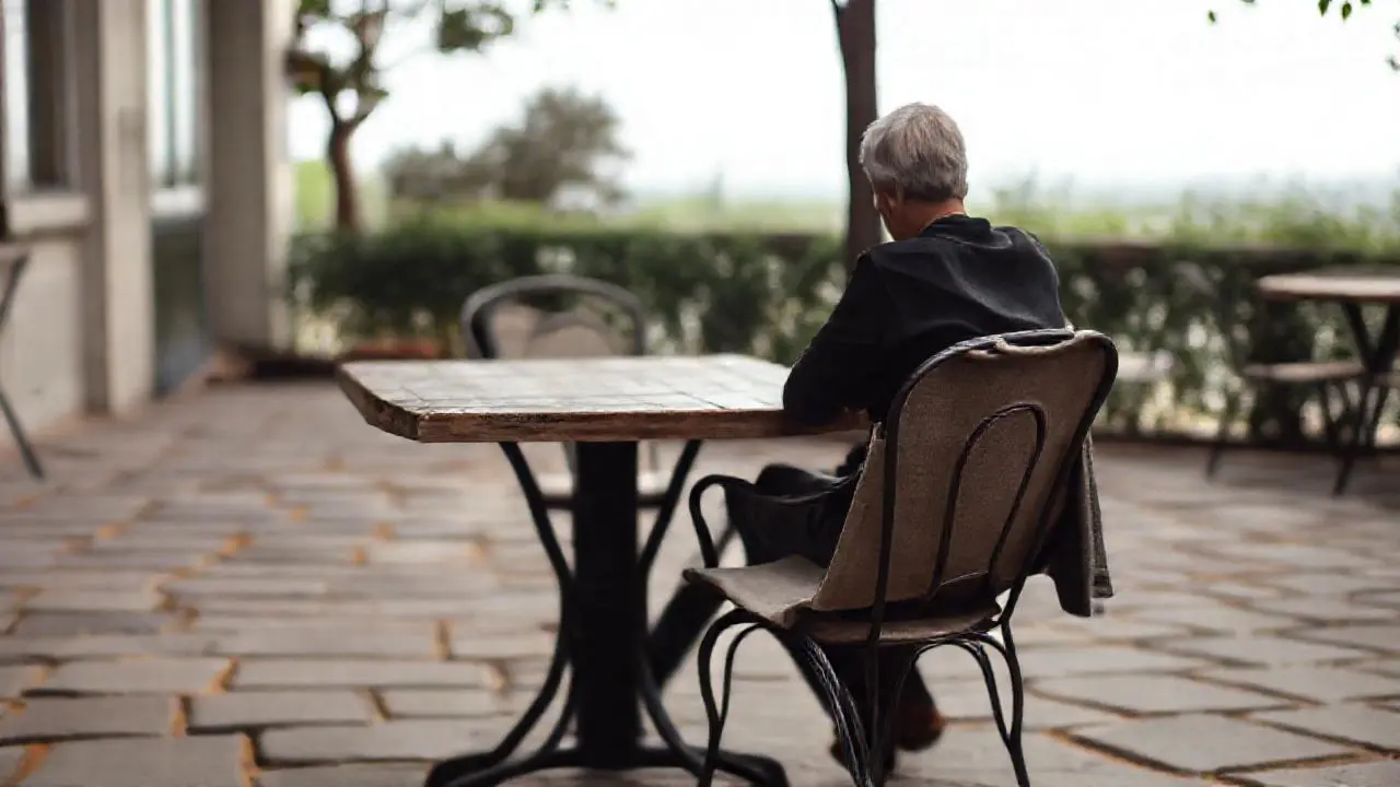 Café al aire libre, luz suave y natural