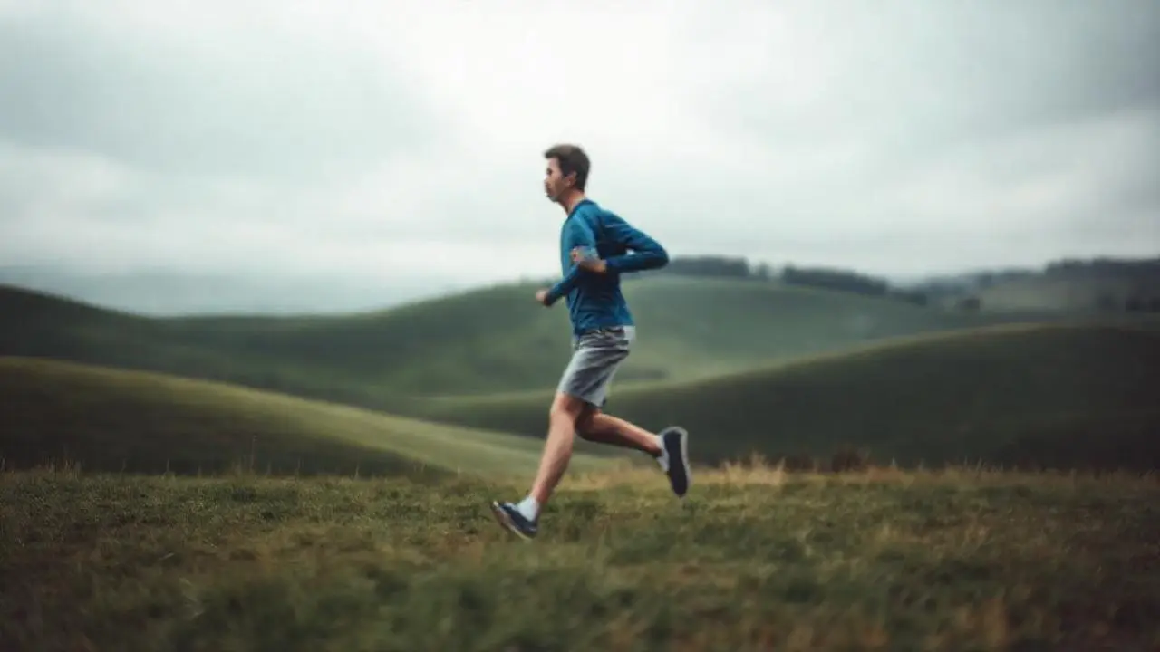 Atleta en paisaje natural, suave y brumoso