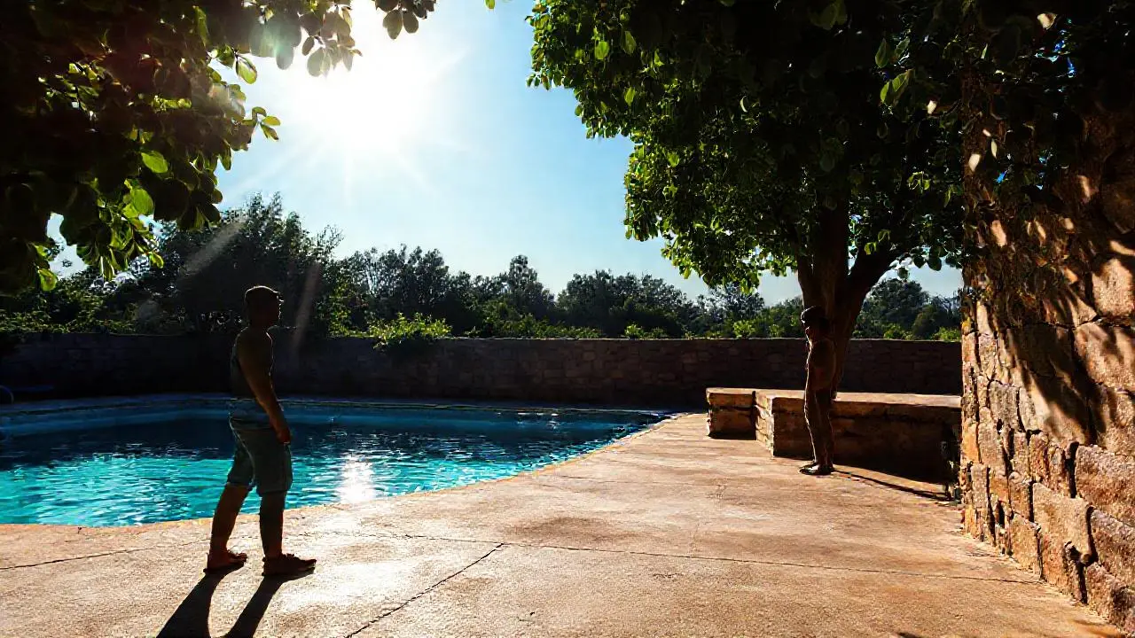 Piscina tranquila en un patio soleado