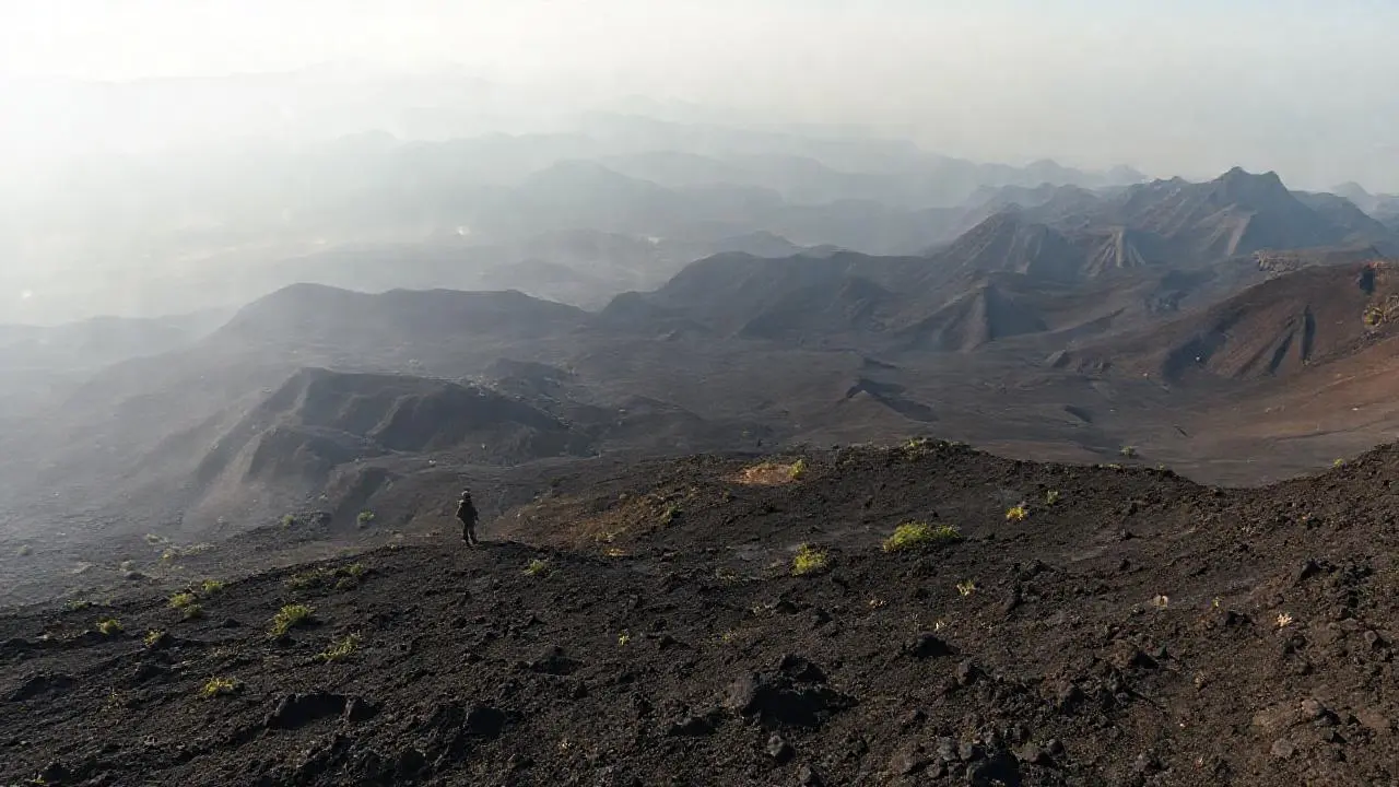 Paisaje volcánico desolado, amplio y realista